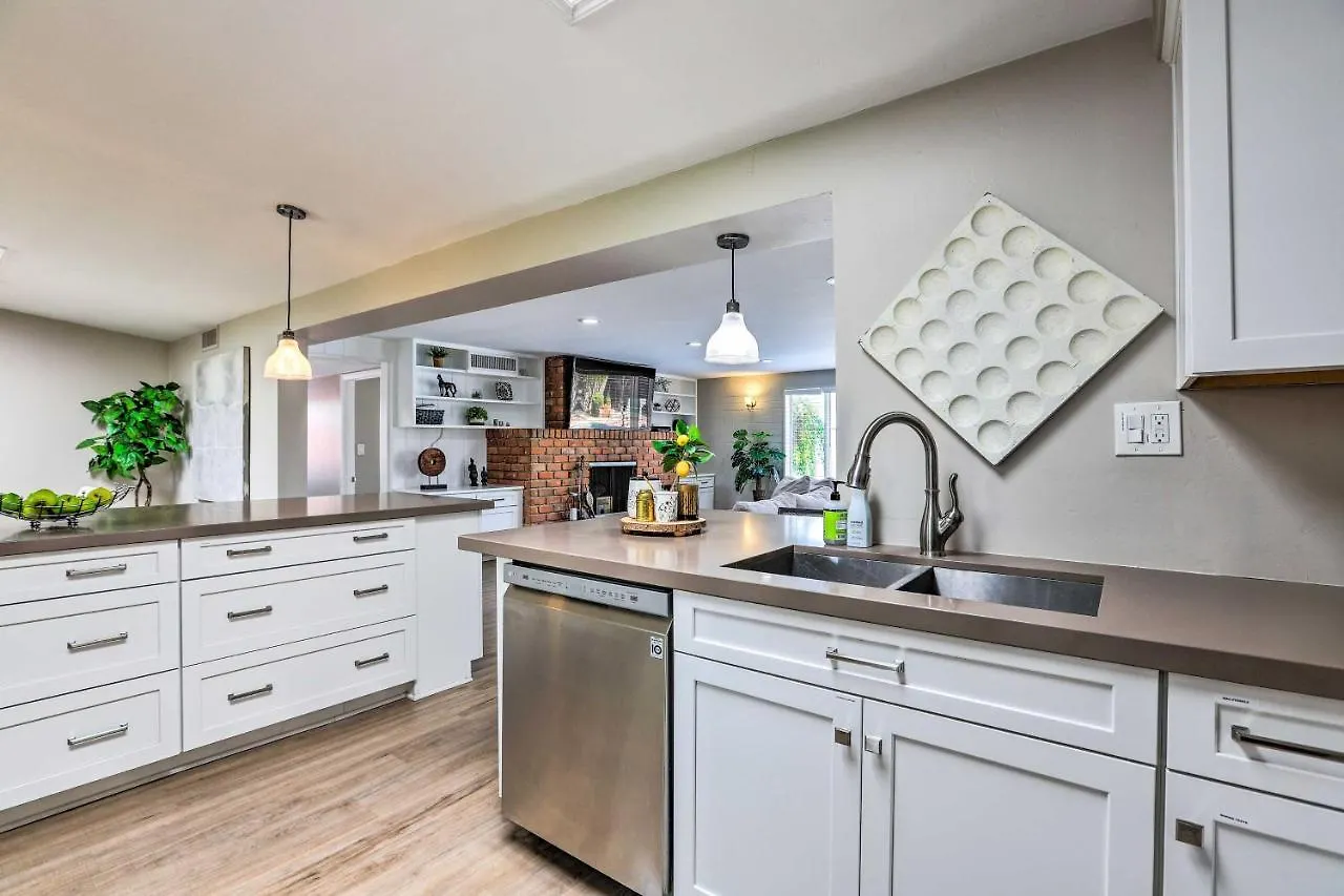 Phoenix Home With Pool And Foosball, 7 Mi To Downtown Holiday home